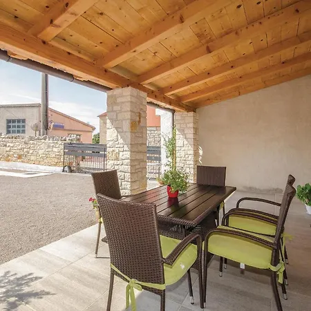 2 Bedroom Amazing In Holiday home *